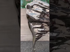 Jardim exterior a escultura forjada do metal abstrai a escultura de aço inoxidável das mulheres